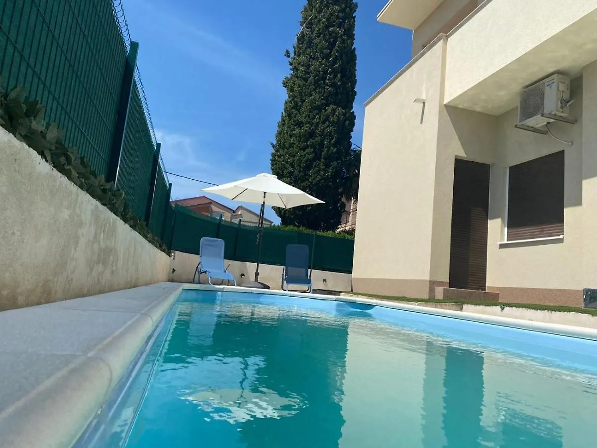 Apartment Andriana With Outdoor Pool Kaštela