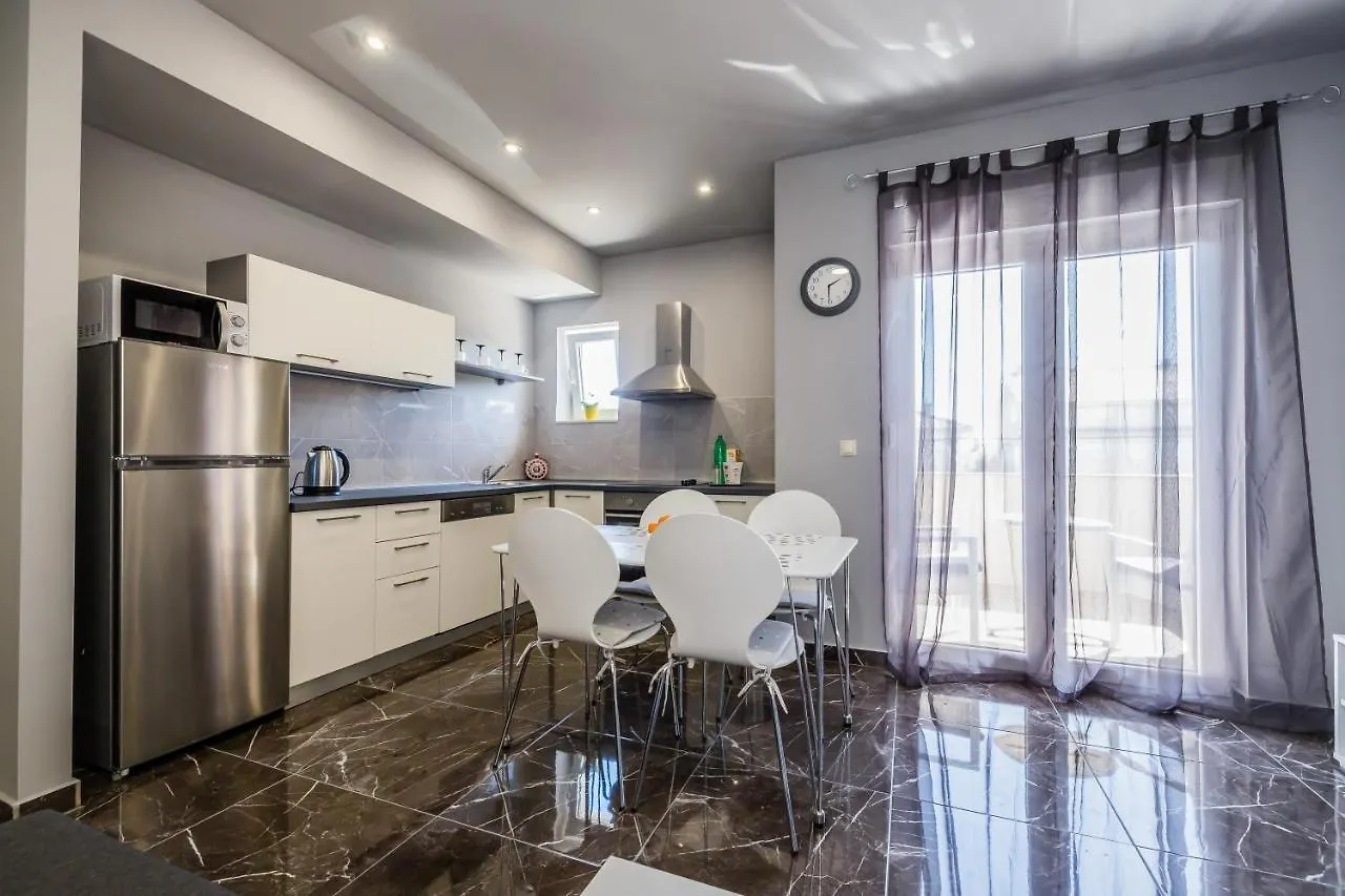 Apartment Andriana With Outdoor Pool Kaštela