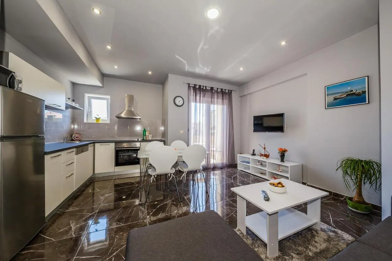 Apartment Andriana With Outdoor Pool Kaštela Kroatië