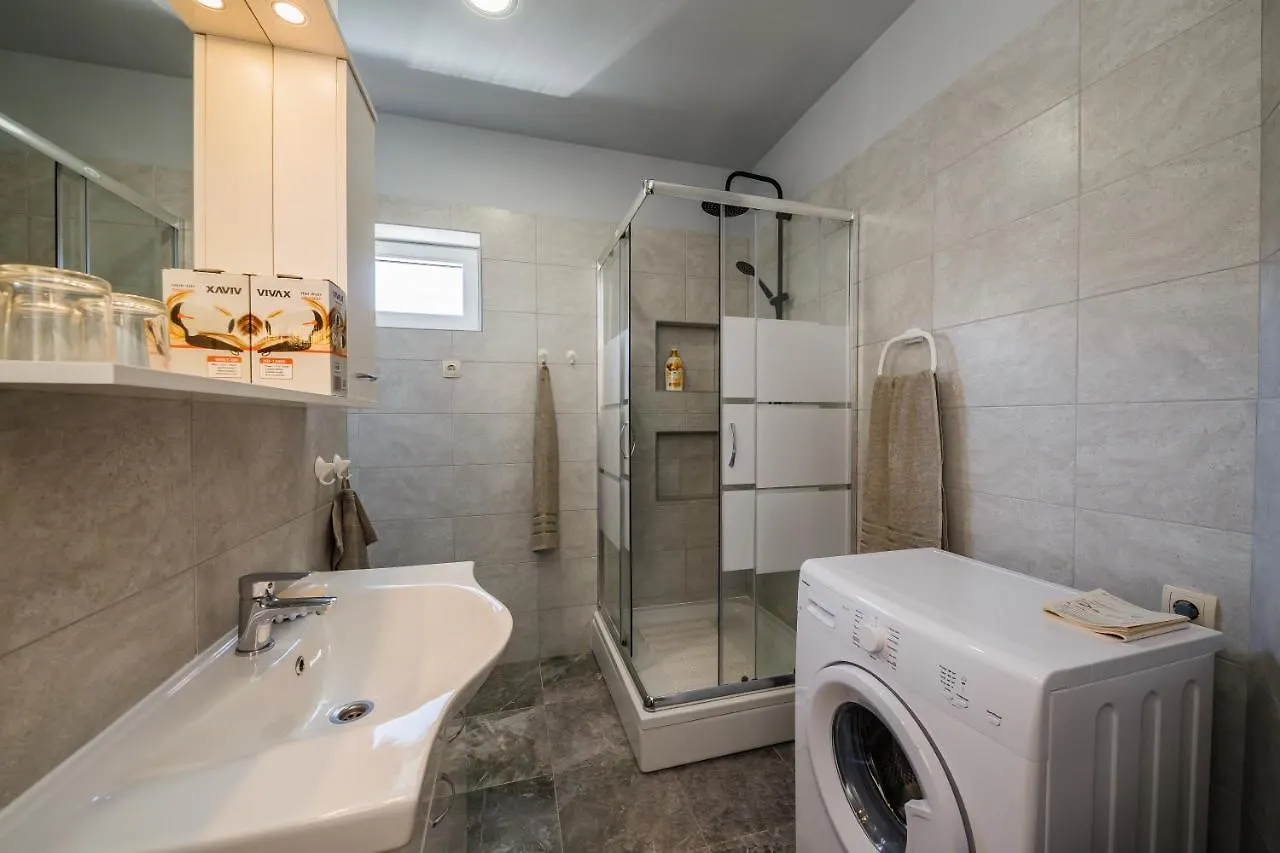 Apartment Andriana With Outdoor Pool Kastela