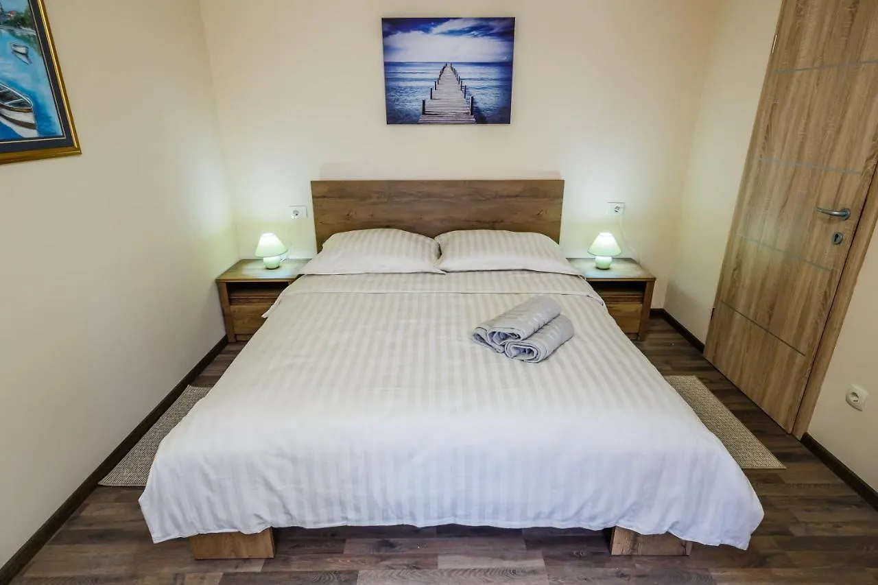 Apartment Andriana With Outdoor Pool Kastela