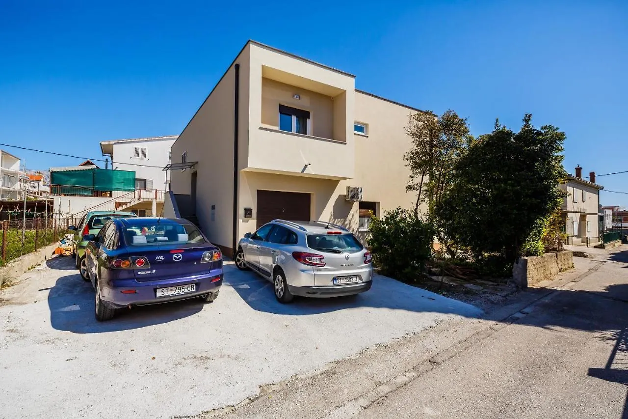 Apartment Andriana With Outdoor Pool Kastela