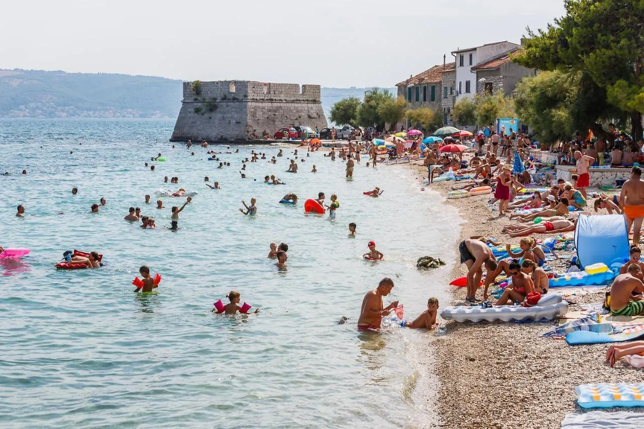 Apartment Andriana With Outdoor Pool Kaštela