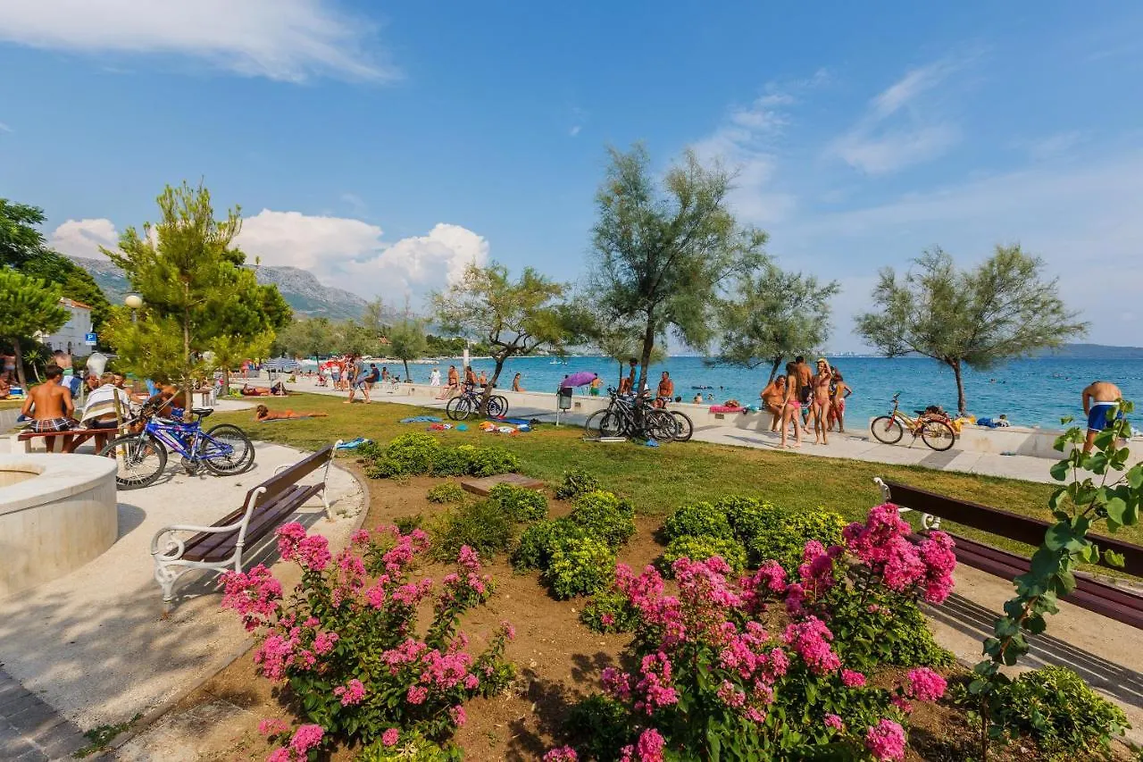 Apartment Andriana With Outdoor Pool Kastela