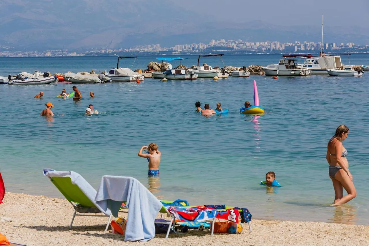 Apartment Andriana With Outdoor Pool Kastela