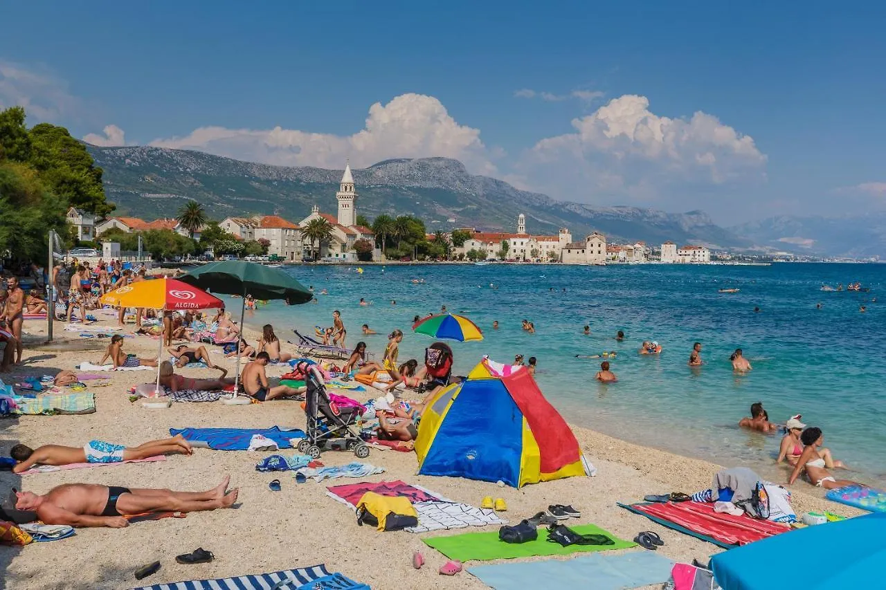 Apartment Andriana With Outdoor Pool Kastela