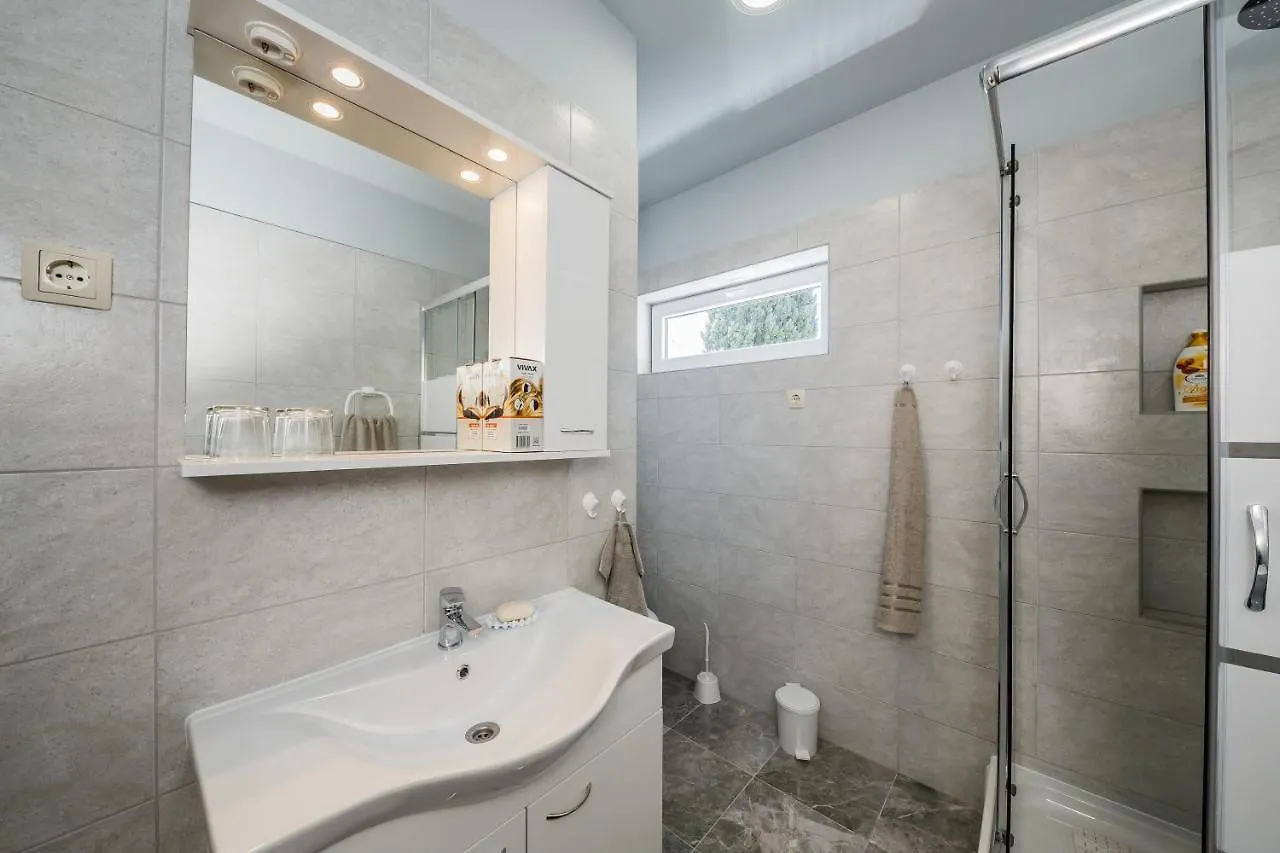 Apartment Andriana With Outdoor Pool Kastela