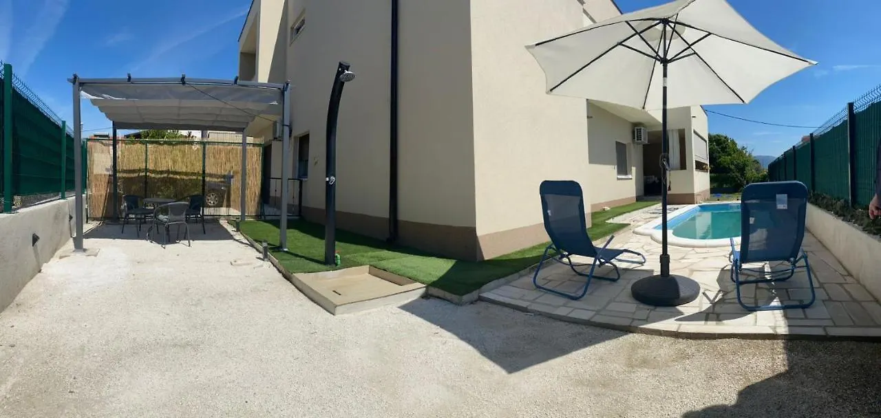 Apartment Andriana With Outdoor Pool Kastela